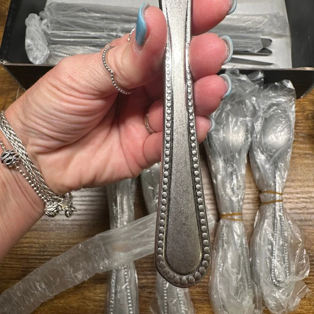 Oneida Hartwell 42 Piece Flatware Set 18/0 Stainless Steel Service for 8 Beaded